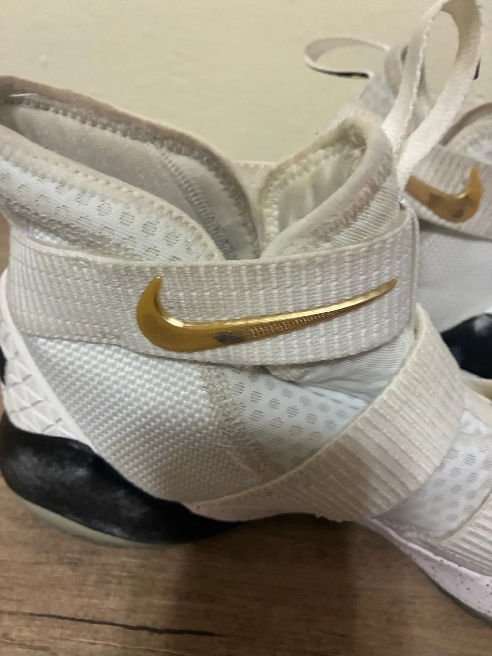 Nike Men’s LeBron Zoom Solider 11 Sneakers